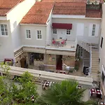 Lavin מלון