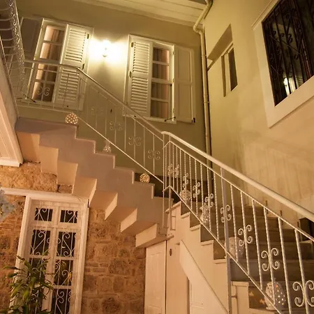 Lavin فندق